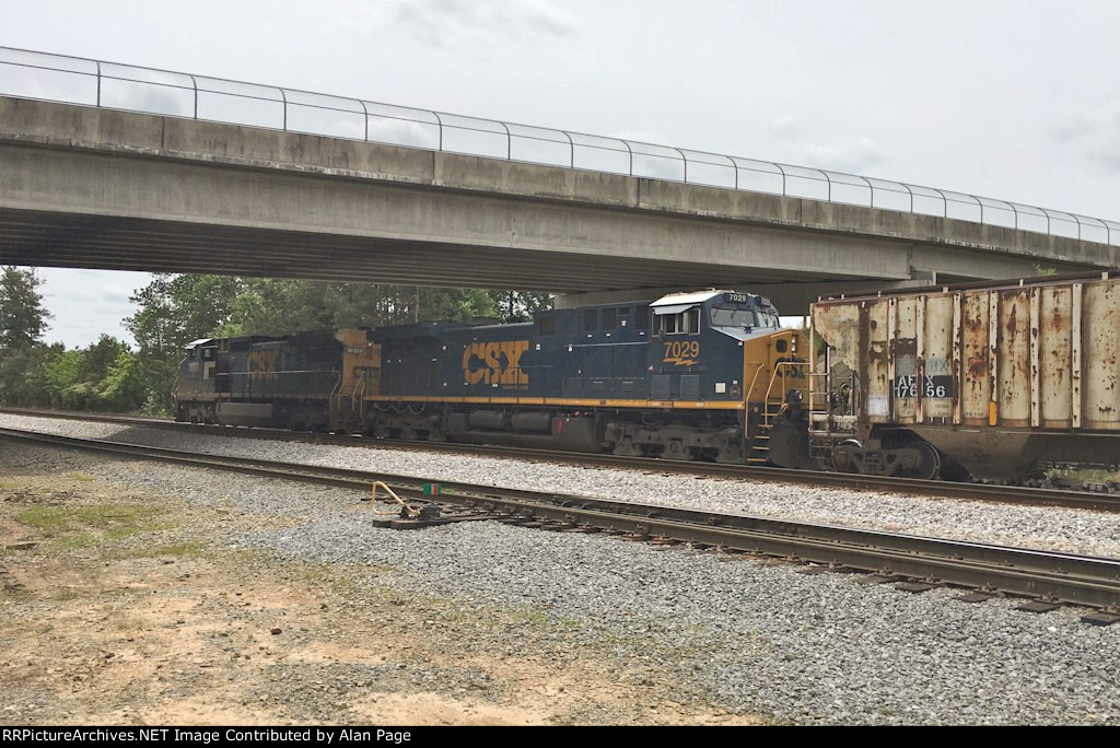 CSX 7846 and 7029 work the yard